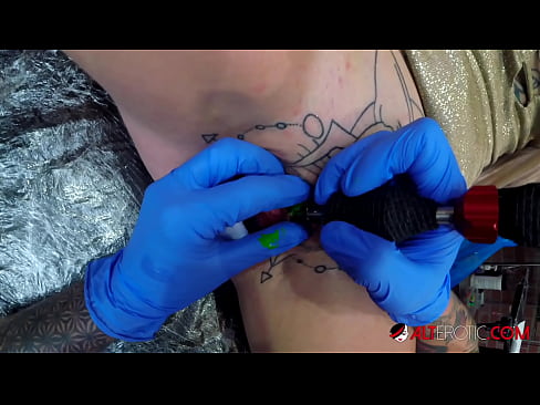 ❤️ E dashura jashtëzakonisht e bërë me tatuazhe, Sully Savage, bëri një tatuazh në klitorisin e saj Video seksi në sq.pornpicslove.ru